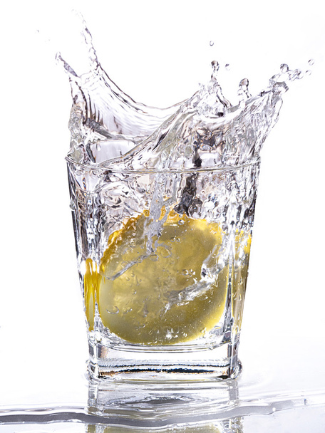 Uma fatia de limão cai em um copo
 - Foto, Imagem