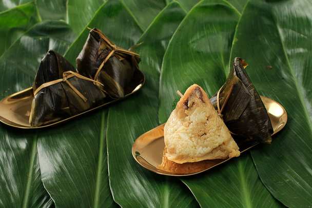 Kue Cang veya Ki Jang ve Zongzi veya Bakcang. Yeşil Bambu Çıkış Arkaplanı 'na Çin Baharatlı Yapışkan Pirinç Böreği - Fotoğraf, Görsel