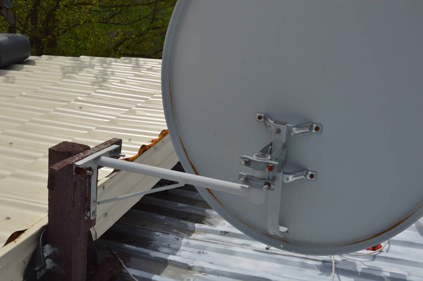 Installation et configuration d'une télévision par satellite une antenne parabolique - Photo, image