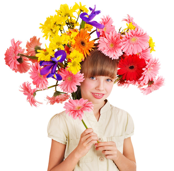 Kind mit Blumen auf dem Haar. - Foto, Bild