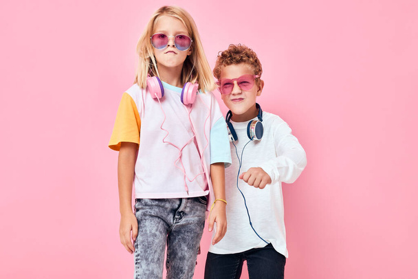 adorabile bambini capelli biondi occhiali alla moda concetto di stile di vita infantile. Foto di alta qualità - Foto, immagini