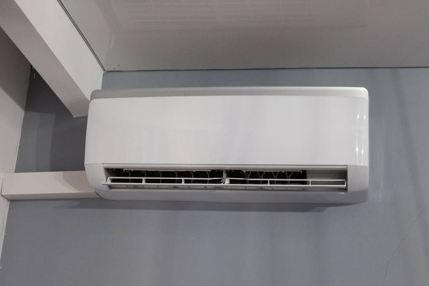 Air conditioner on gray wall room interior background - Fotoğraf, Görsel