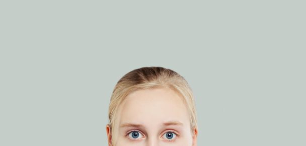 Junge weibliche Augen auf weißem Hintergrund - Foto, Bild