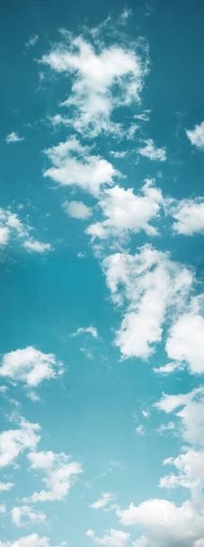 Güneşli bir günde Mavi Gökteki Bulutlar, Güzel Havalı Doğa Manzarası. Yukarıya Bakmak. Dikey resim - Fotoğraf, Görsel