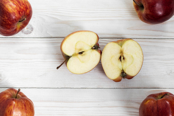 Pommes Red Delicious sur une table en bois blanc. - Photo, image