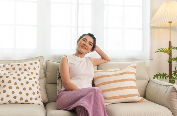 Σπίτι lifestyle ασιατική γυναίκα χαλαρώνοντας στον καναπέ στο σαλόνι. - Φωτογραφία, εικόνα