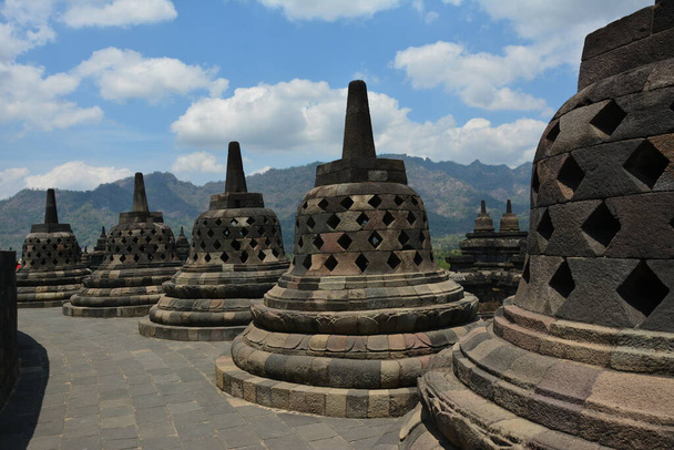 Explorando el famoso Templo Budista de Borobudur en un caluroso día de verano  - Foto, imagen