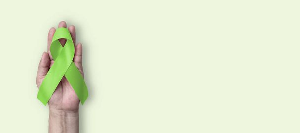 Vápno zelená stuha pro povědomí o duševních onemocnění, lymfom rakoviny, Lyme nemoc, poranění míchy, Kabuki syndrom, Duchenne svalové dystrofie, a pohlavně přenosné nemoci - Fotografie, Obrázek