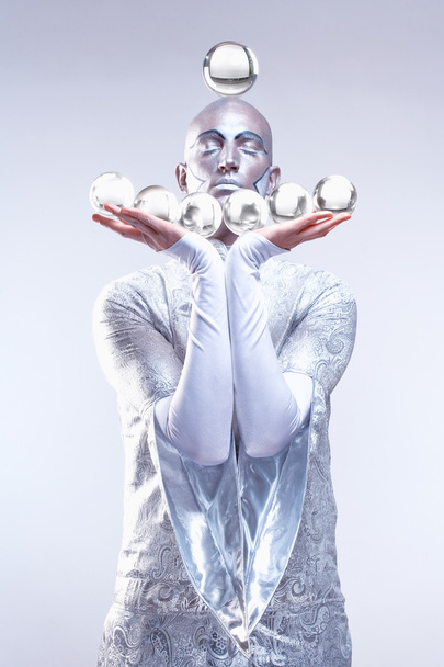 Чарівник з скляні кулі в стадії макіяж і костюм - Фото, зображення