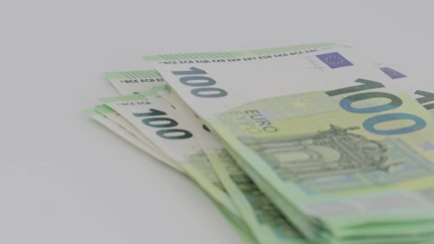 Банкноты в сто евро на столе. Медленное движение - Кадры, видео