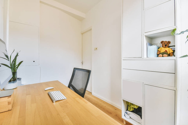 Antecedentes de oficina mínima en el lugar de trabajo en apartamento moderno decorado por plantas - Foto, imagen