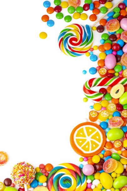 Piruletas de colores y diferentes dulces redondos de colores. Vista superior. - Foto, Imagen