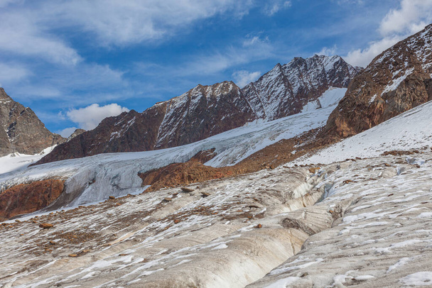 Разбитая поверхность и трещины ледника Валлелунга в быстром отступлении, вызванном глобальным потеплением, Альто-Адидже, Италия. Народная гора с альпинистами - Фото, изображение