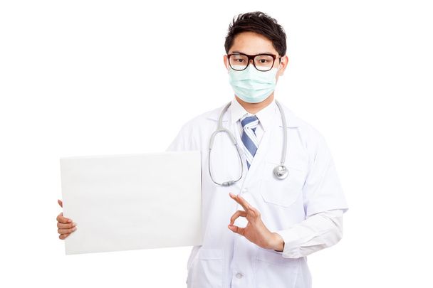 Asian male doctor wear mask show OK with blank banner - Foto, imagen
