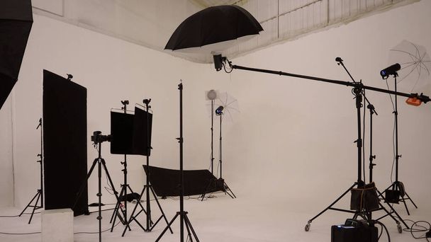 スタジオビデオ制作照明セット。撮影現場の裏側には、クルーチームカメラや機材が設置されています。ビデオ制作撮影や商業映画のライブストリーミングオンライン. - 写真・画像
