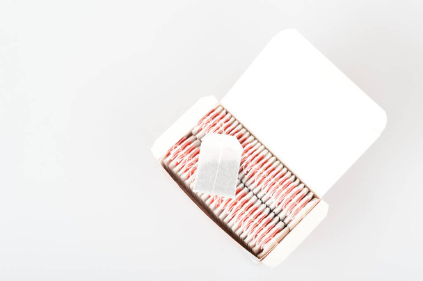 Caja blanca con bolsas de té aisladas sobre fondo blanco - Foto, imagen