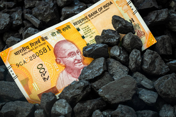 Indiai pénz áll ki egy halom szén, 200 rúpiás bankjegy, koncepció a bányászat Indiában, növekvő szénárak, környezeti hatás, Gazdaság az ország - Fotó, kép