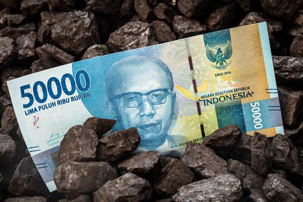 Indonéz pénz kilóg a szénből, A koncepció a bányászat és a szénbányászat Indonéziában, Növekvő nyersanyagárak a világon, Környezeti hatás, Ipar és a gazdaság az ország - Fotó, kép