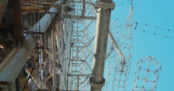 Spodní pohled, radiová anténa Černobyl 2, vojenské zařízení, obří metalický radar. Ukrajina, přes den. Vysoce kvalitní 4K záběry - Záběry, video
