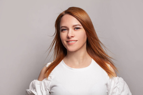 Gyönyörű boldog vörös hajú nő hosszú sima frizura, szépség koncepció - Fotó, kép