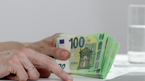 Жінки тримають банкноти євро. Крупним планом. Повільний рух
 - Кадри, відео