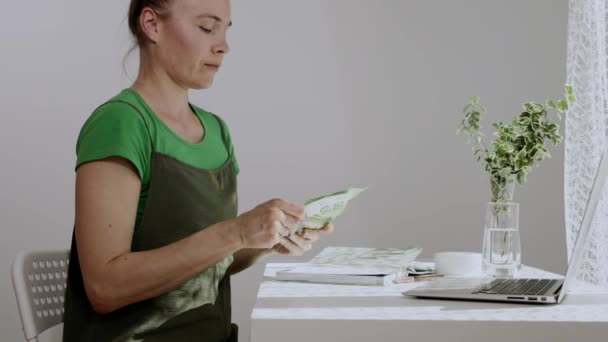 Kaukasische Frau erhält Befriedigung, wenn sie Geld in der Hand hält. Zeitlupe.  - Filmmaterial, Video
