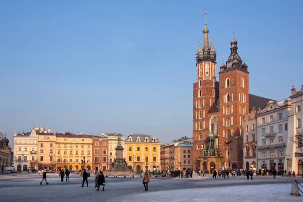 The Church of St Mary in the Main Square (Rynek Glowny) in the city of Krakow in Poland. The gothic basilica is also known as the Church of the Assumption of the Virgin. Dates from the late 13th Century. - Foto, Imagem