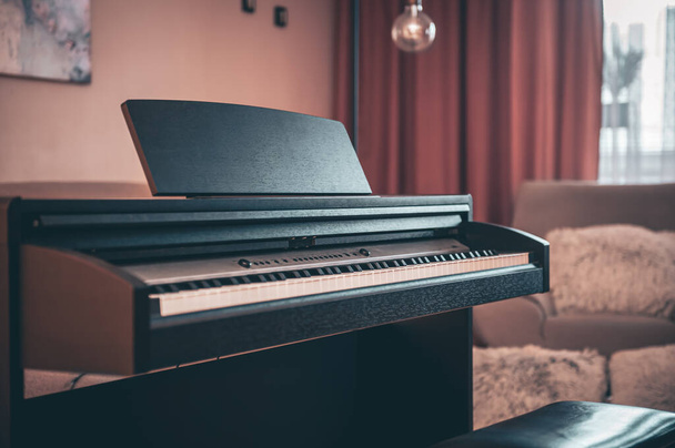 Електронне піаніно в інтер'єрі кімнати на розмитому фоні, копіювання простору
. - Фото, зображення