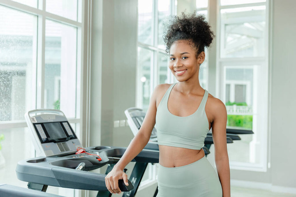 portrét zdravý mladý dospívající černošky žena ve sportovním klubu fitness šťastný smile.healthcare dívka cvičení cvičení. - Fotografie, Obrázek