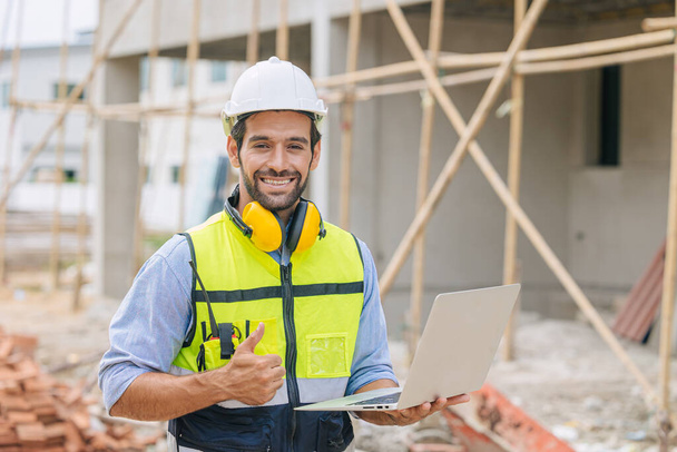 Beyaz tenli Latin işçi ustabaşı ev inşaatçısı el yazısı iyi geçiş inşaatı ve güvenlik kalitesi kavramını onaylıyor. - Fotoğraf, Görsel