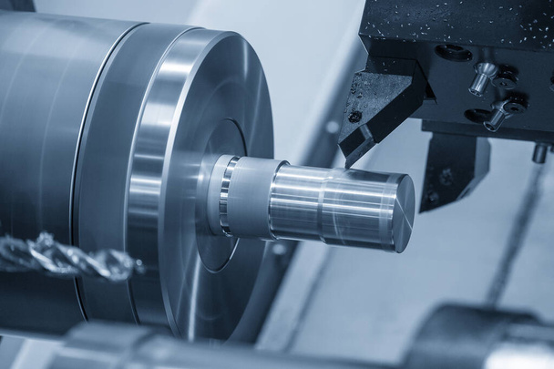 Η CNC τόρνος μηχανή που διαμορφώνει την κοπή των μεταλλικών τμημάτων άξονα. Η υψηλής τεχνολογίας κατεργασία μετάλλων από CNC γυρίζοντας μηχανή . - Φωτογραφία, εικόνα
