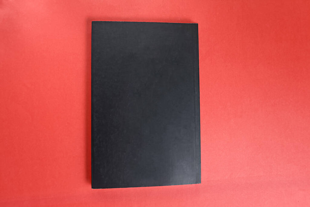 Физическая бумажная книга на фоне - крупный план - Фото, изображение