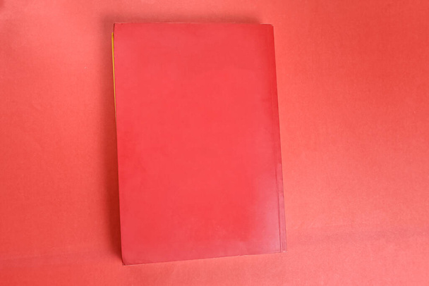 Fizyczna książka papierowa na tle - zbliżenie - Zdjęcie, obraz