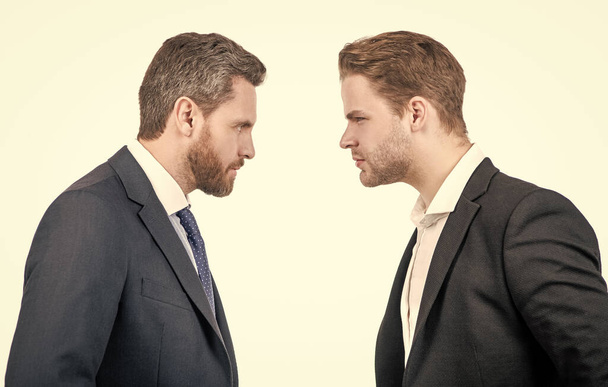 deux hommes d'affaires mettant en vedette l'un à l'autre dans un conflit d'affaires, opposition. - Photo, image