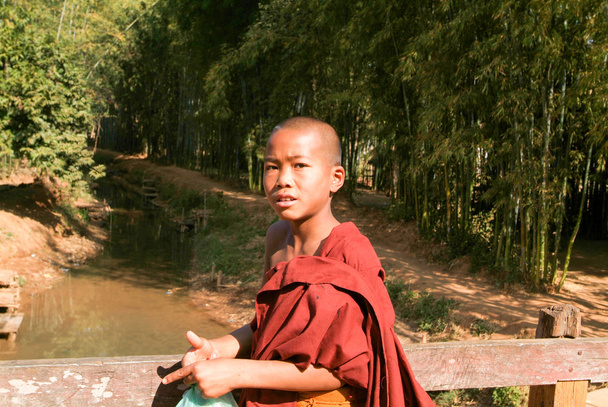 Jonge monnik in de wekelijkse markt op Indein op Inlemeer in Myanma - Foto, afbeelding