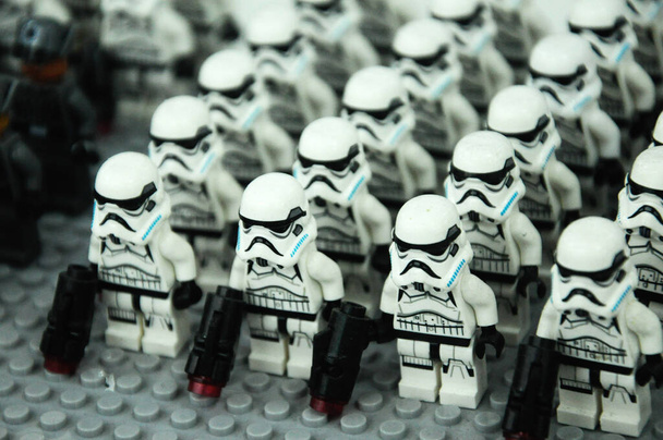 SEREMBAN, MALAYSIA-OUTUBRO 9, 2016: Tempestade de primeira ordem troopers figura de ação do exército de Starwars VII "A Força Desperta" feita de tijolos LEGO
.   - Foto, Imagem