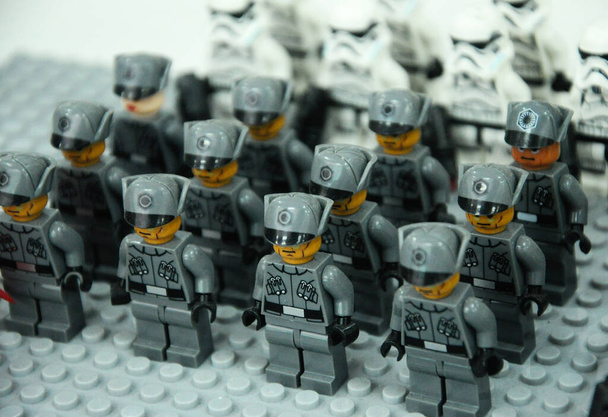 、マレーシア-2016 年 10 月 9 日: 最初の注文の嵐トゥルーパーズ軍アクション フィギュア スターウォーズ Vii から」、力 Awakens「Lego ブロックから作られました。.   - 写真・画像