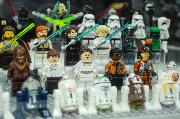 SEREMBAN, MALASIA - 9 DE OCTUBRE DE 2016: Personajes jedi de Stars wars de películas de la franquicia Star Wars hechas de ladrillos de Lego  - Foto, Imagen