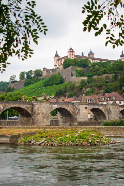 Historiallinen rakennettu renessanssin ja barokkityylejä Marienbergin linnoitus kun viinitarha mäki yläpuolella Old Bridge ja Main joki nähtynä toisella paikalla joen - Valokuva, kuva