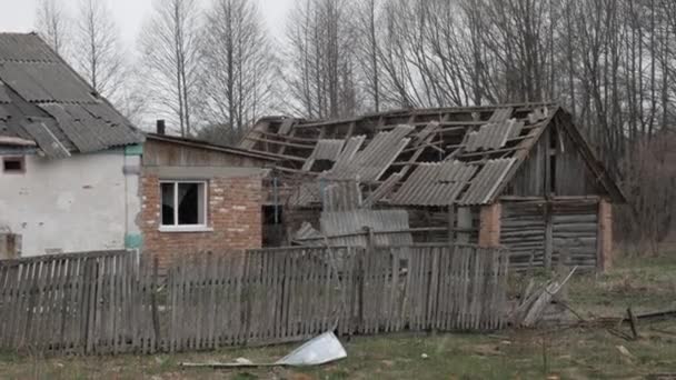 Ruiny domu zniszczonego przez rosyjską bombę - Materiał filmowy, wideo