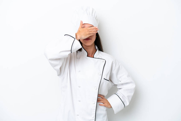 Giovane chef donna su sfondo bianco che copre gli occhi a mano. Non voglio vedere qualcosa. - Foto, immagini