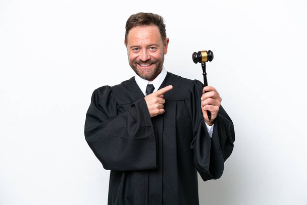 Középkorú bíró férfi elszigetelt fehér háttér mutatva, hogy mutasson be egy termék - Fotó, kép