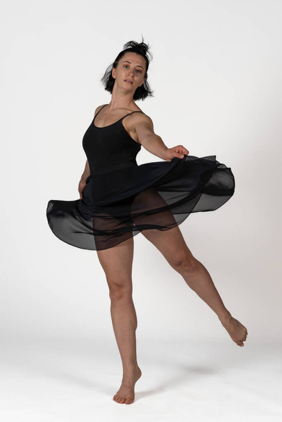 студійне фото. Студійний знімок молодої жінки-танцюриста з танцями чорного тіла
 - Фото, зображення