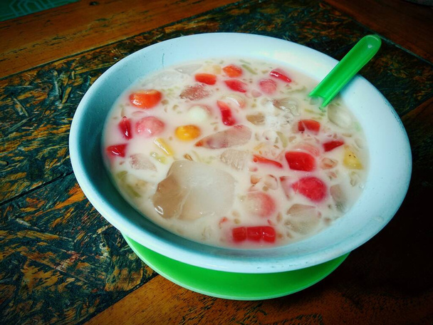 Primer plano saludable indonesio comidas tradicionales sopa muy fresco y buen sabor - Foto, imagen