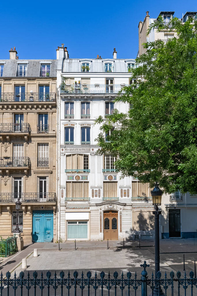 París, fachadas típicas, hermosos edificios con antiguos techos de zinc, rue Fenelon - Foto, imagen