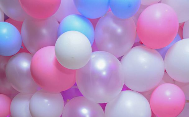 Valkoinen, vaaleanpunainen ja sininen ilmapalloja. syntymäpäivä ilmapallot - Valokuva, kuva
