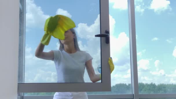 Mujer joven ventana de limpieza en la oficina moderna. - Metraje, vídeo