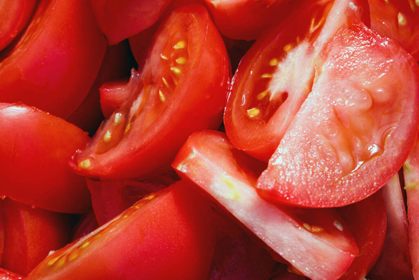 Red tomato background. Sliced tomatoes in close - up photos. - Foto, Bild