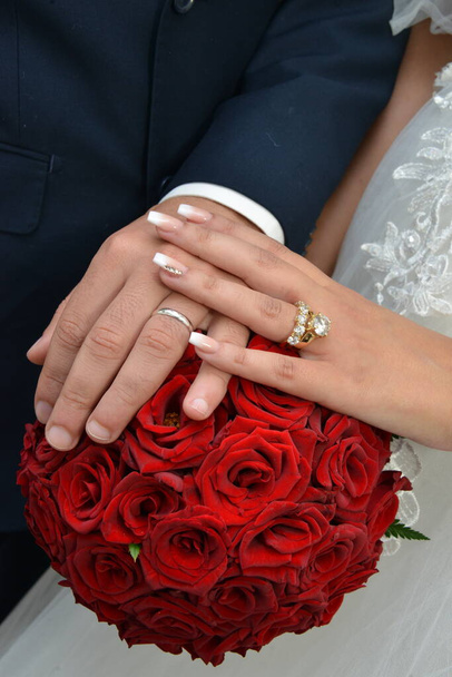 Nahaufnahme der Hände eines marokkanischen Paares bei einer Hochzeit, Konzept der Ehe, marokkanische Hochzeit - Foto, Bild