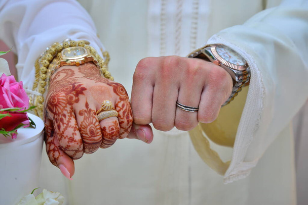 Кулаки жениха с обручальными кольцами. Арабический брак - Фото, изображение